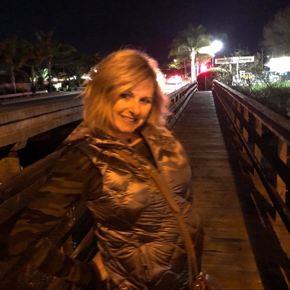 💛Meet your seller Shari. Welcome to my closet!! - Picture 7 of 8